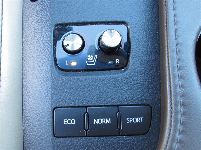 Used 2014 Toyota Avalon Limited w/ Technology Package FWD image 19