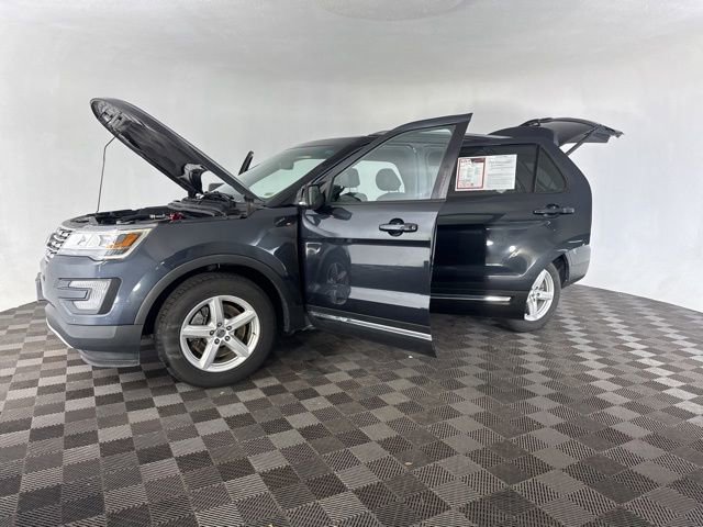 Used 2017 Ford Explorer XLT w/ Equipment Group 202A image 12