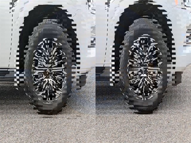 Used 2025 Nissan Armada SL image 10