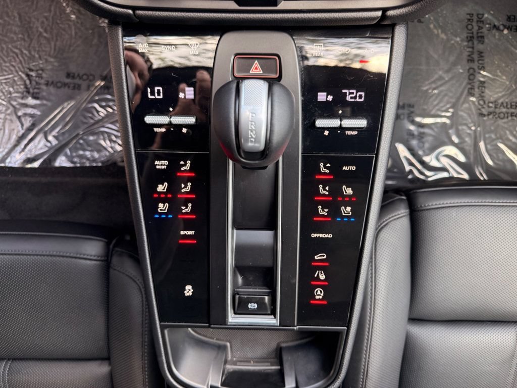 Used 2026 Porsche Macan Turbo AWD/4WD image 5