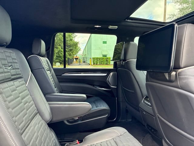 Used 2025 Cadillac Escalade ESV V AWD/4WD image 28