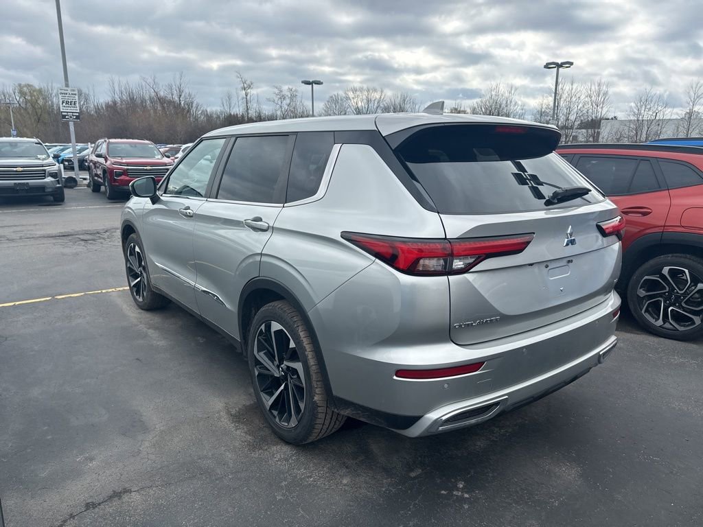 Used 2022 Mitsubishi Outlander SE image 3