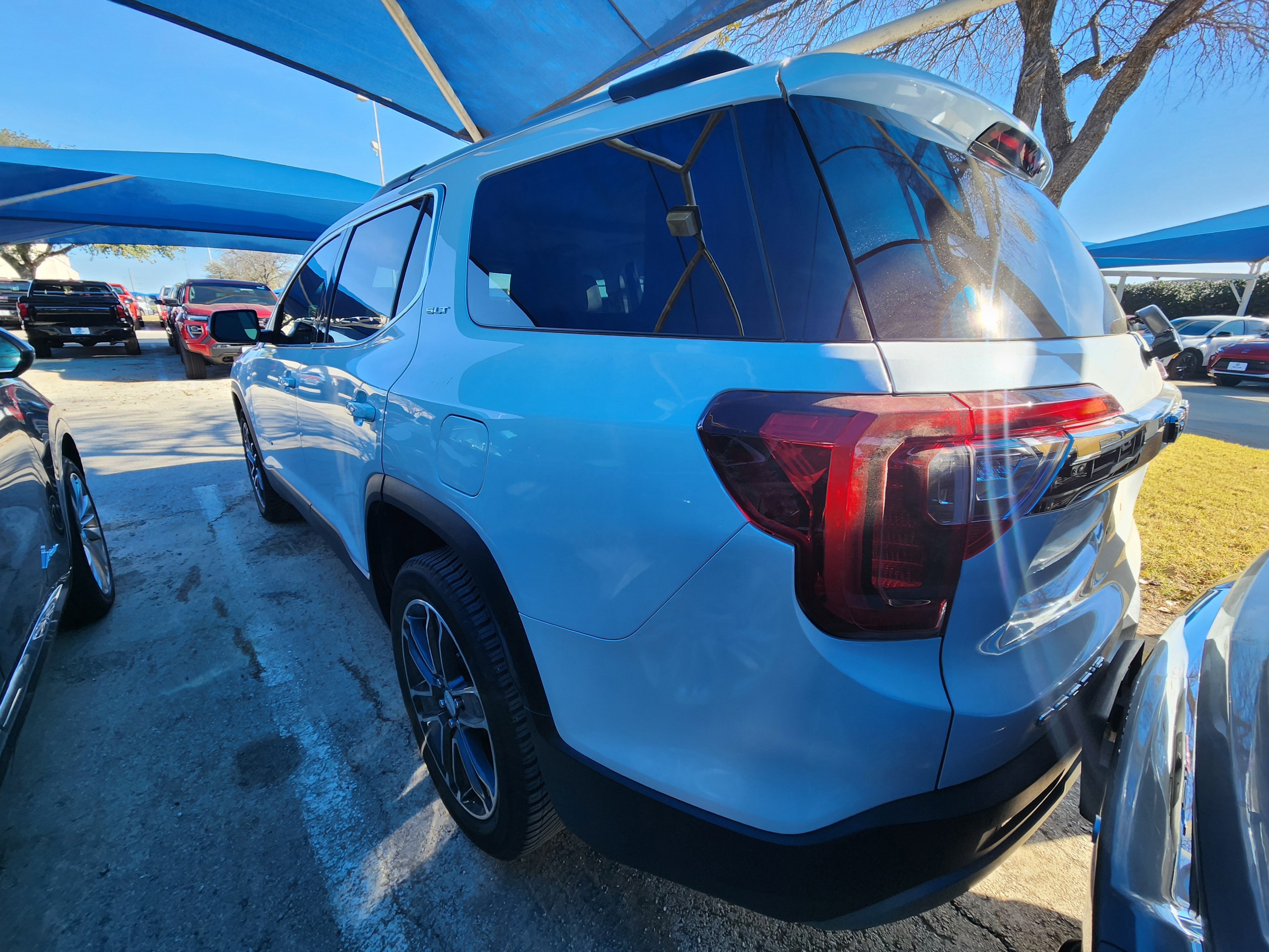 Used 2020 GMC Acadia SLT w/ Driver Alert Package II image 3