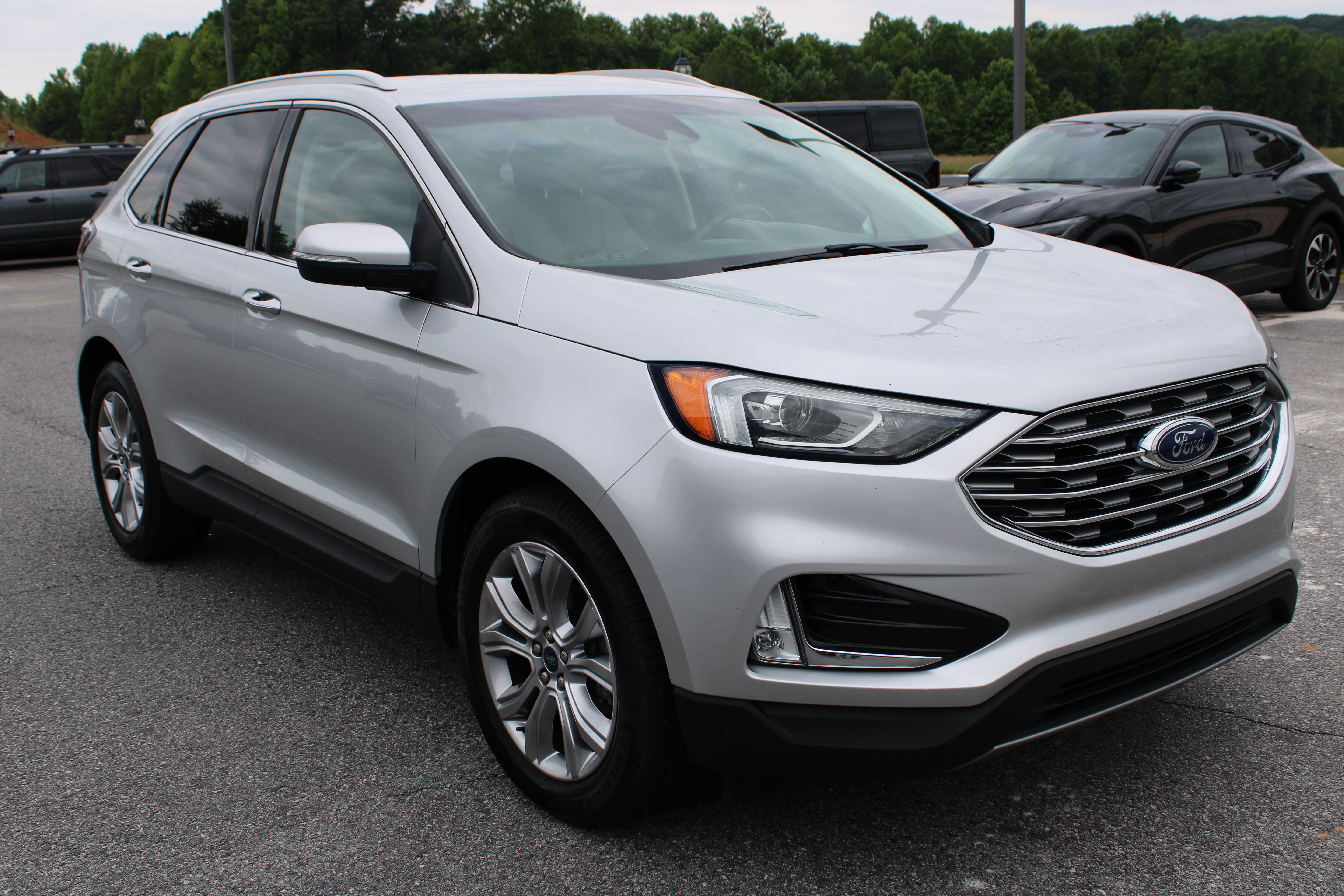 Used 2019 Ford Edge Titanium FWD image 4