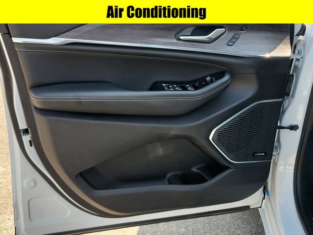 Used 2023 Jeep Grand Cherokee L Overland w/ Luxury Tech Group IV AWD/4WD image 20