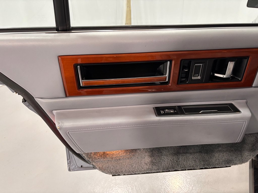Used 1990 Cadillac Fleetwood Sedan FWD image 24