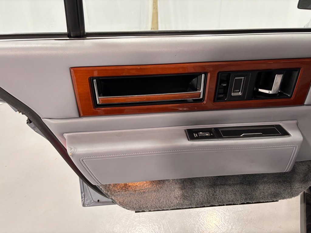 Used 1990 Cadillac Fleetwood Sedan image 24
