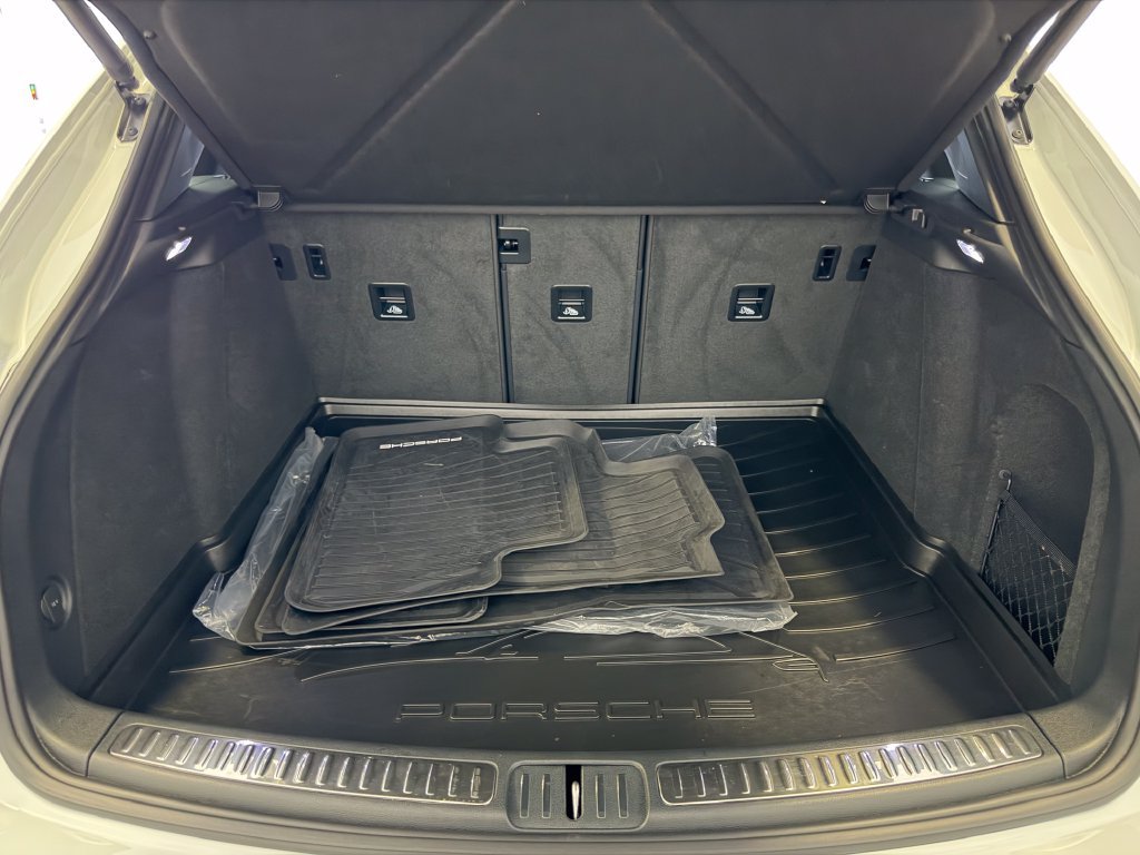 Certified 2026 Porsche Macan AWD/4WD image 29
