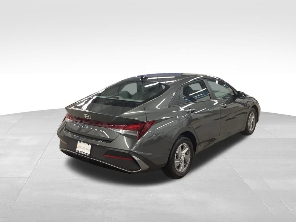Used 2024 Hyundai Elantra SE FWD image 24