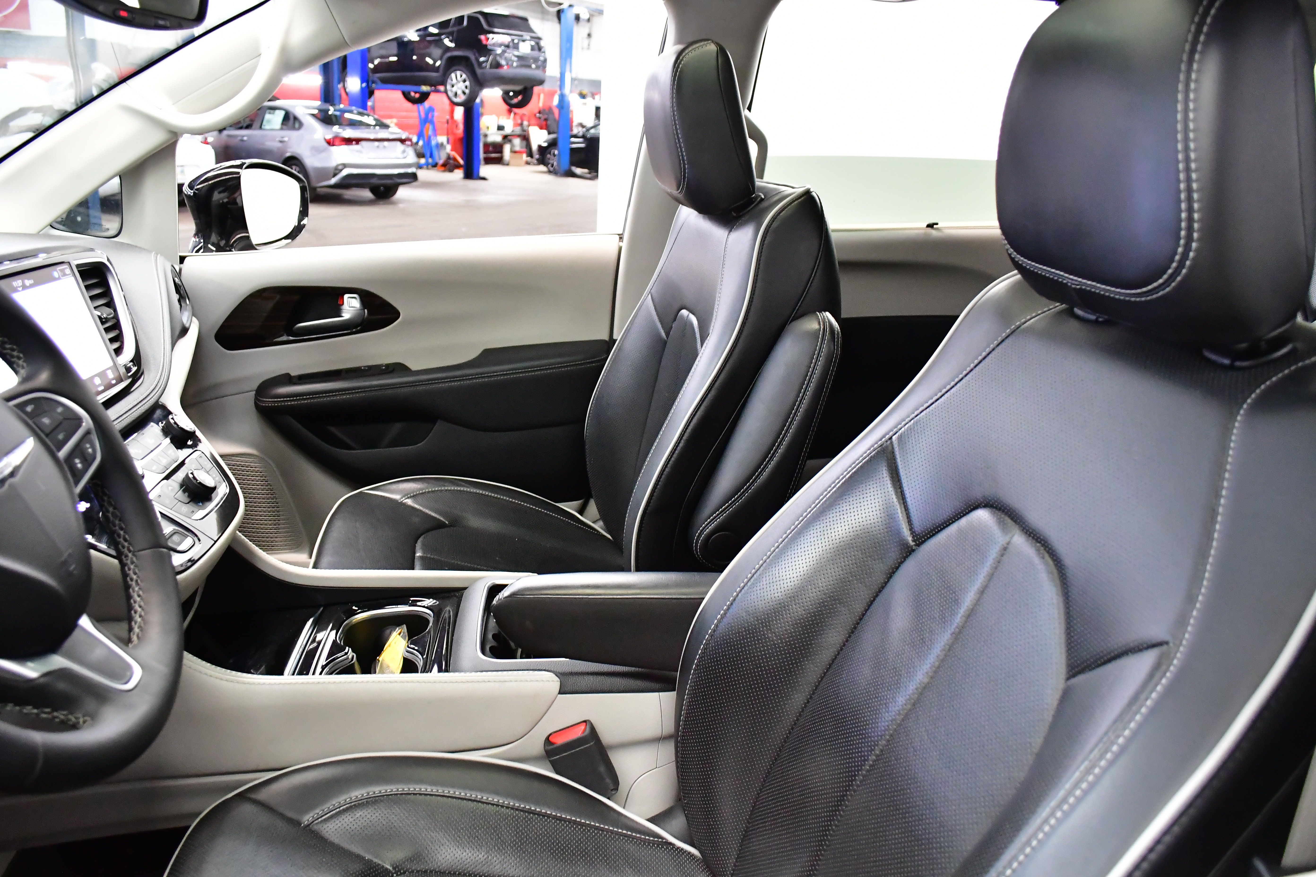 Used 2024 Chrysler Pacifica Limited image 15