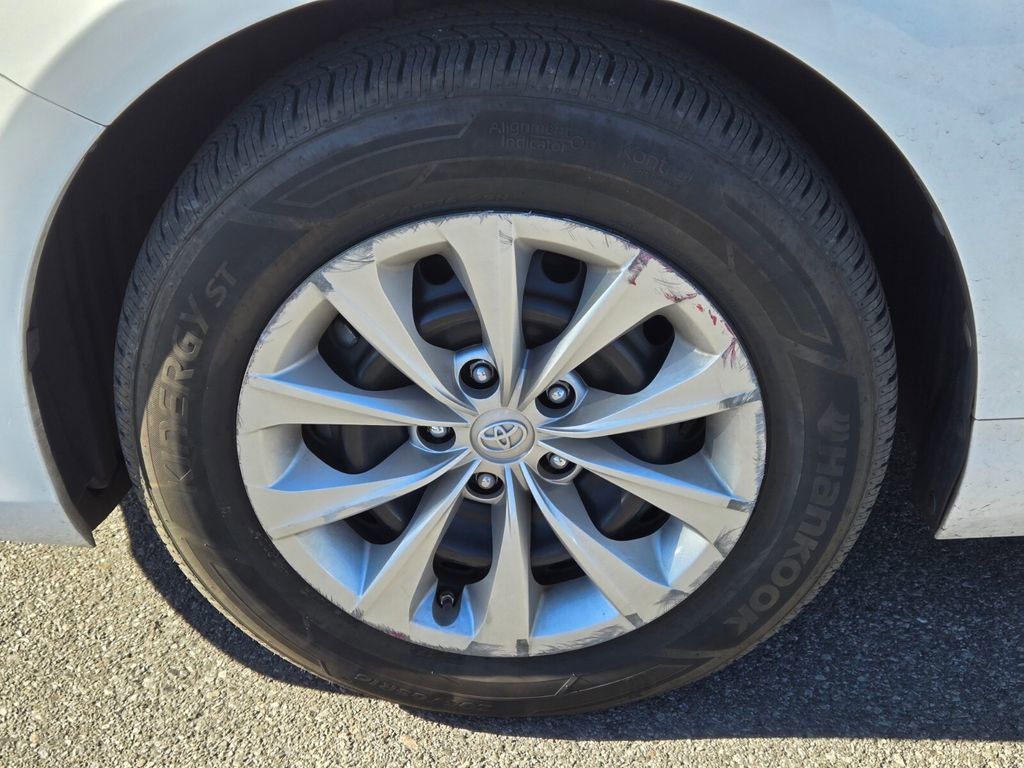 Used 2017 Toyota Camry LE image 5