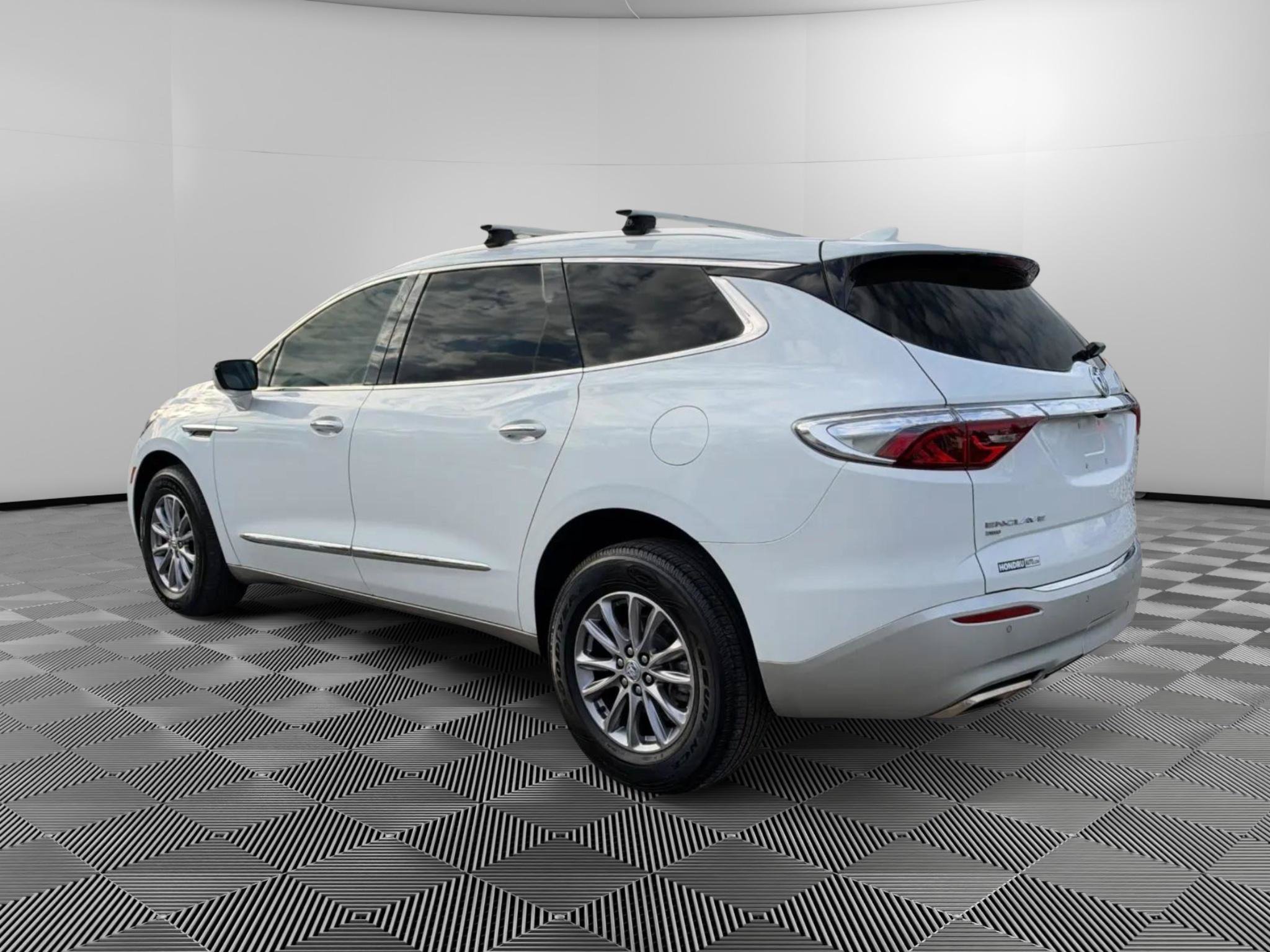 Used 2023 Buick Enclave Essence AWD/4WD image 3
