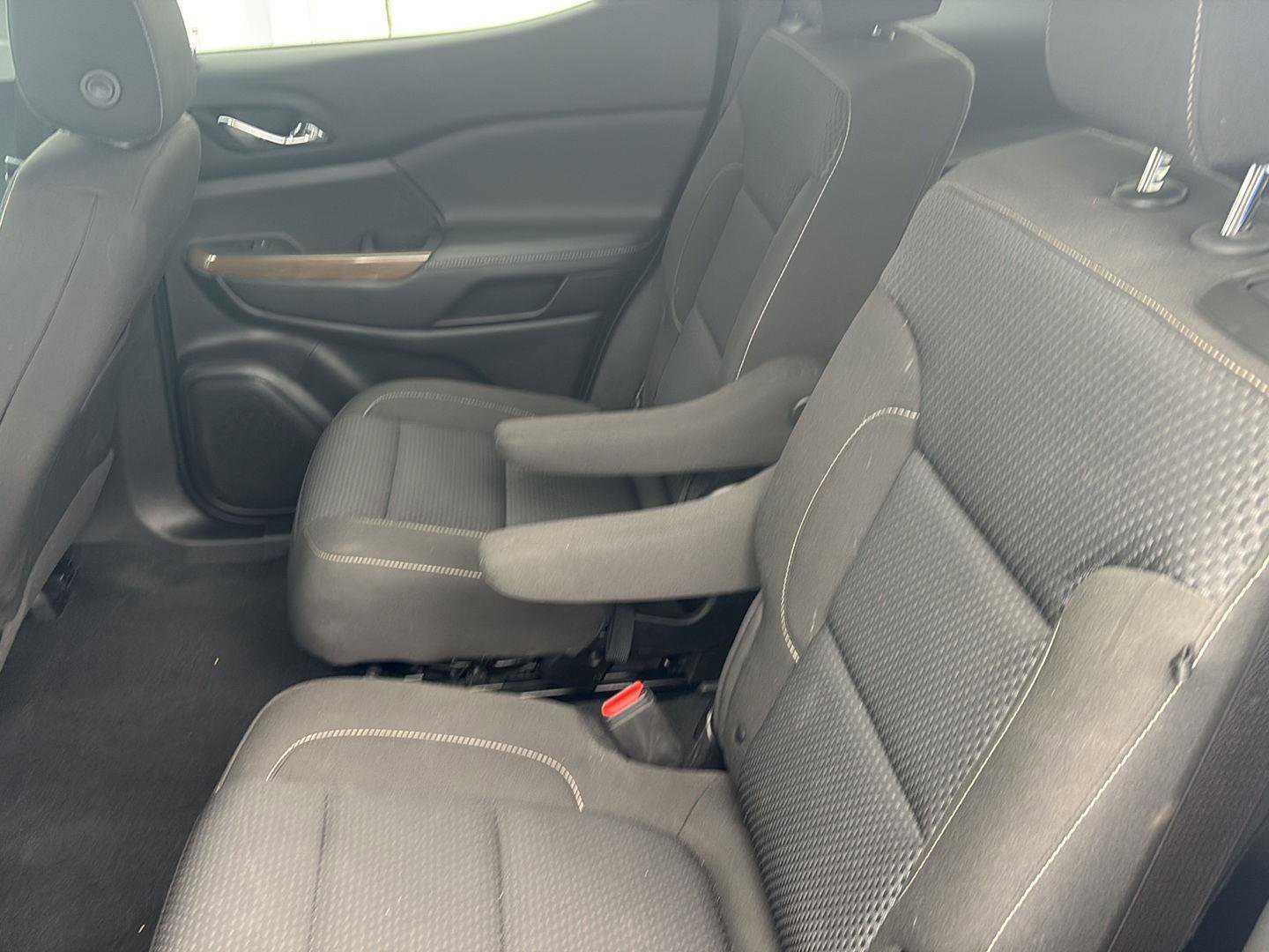 Used 2023 GMC Acadia SLE image 23