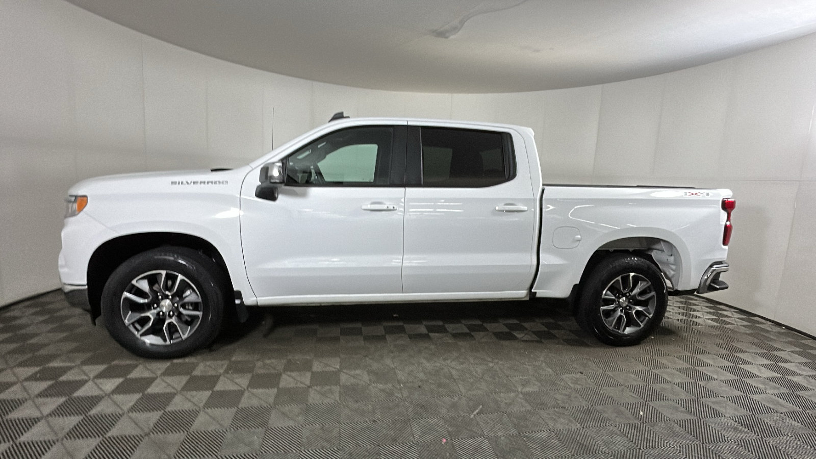 Used 2024 Chevrolet Silverado 1500 LT AWD/4WD image 6