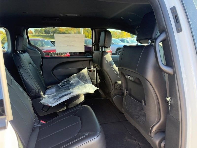 New 2026 Chrysler Pacifica Select image 6