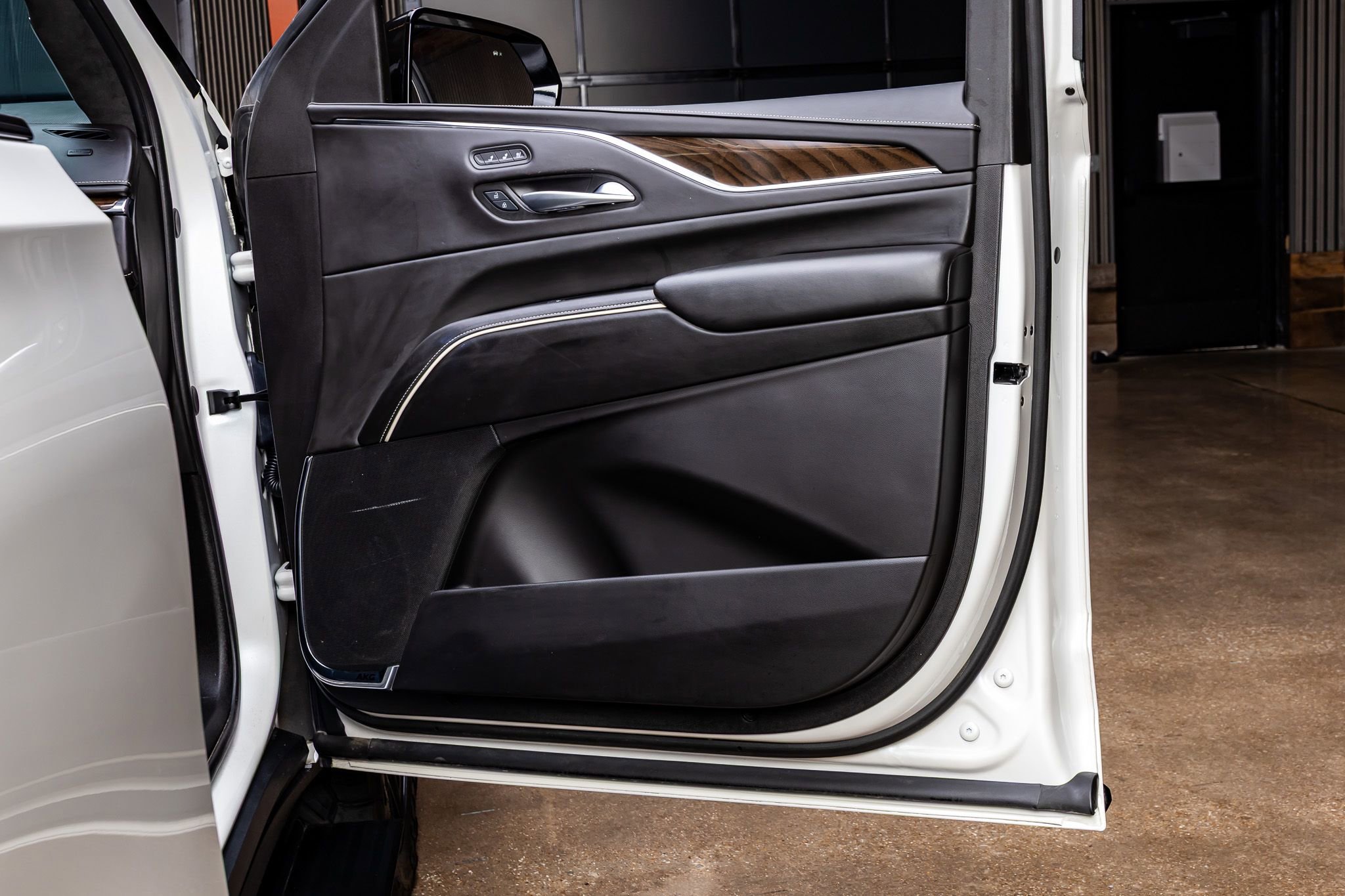 Used 2024 Cadillac Escalade Sport Platinum w/ LPO, ONYX Package AWD/4WD image 38