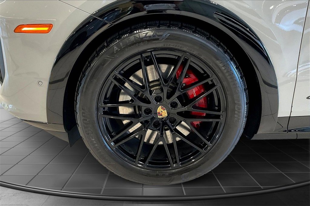 Used 2025 Porsche Cayenne GTS image 9