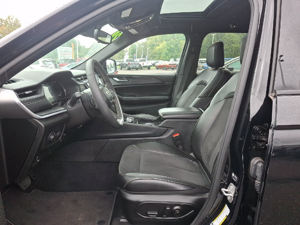Used 2024 Jeep Grand Cherokee Altitude AWD/4WD image 14