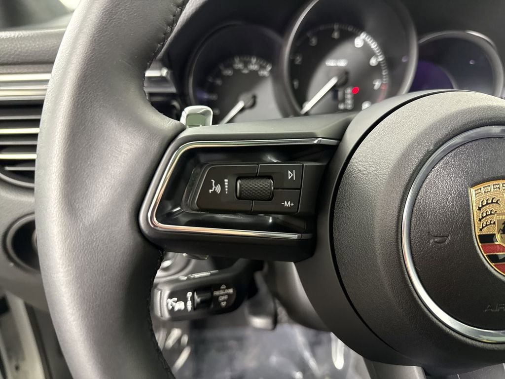 Certified 2025 Porsche Macan image 38