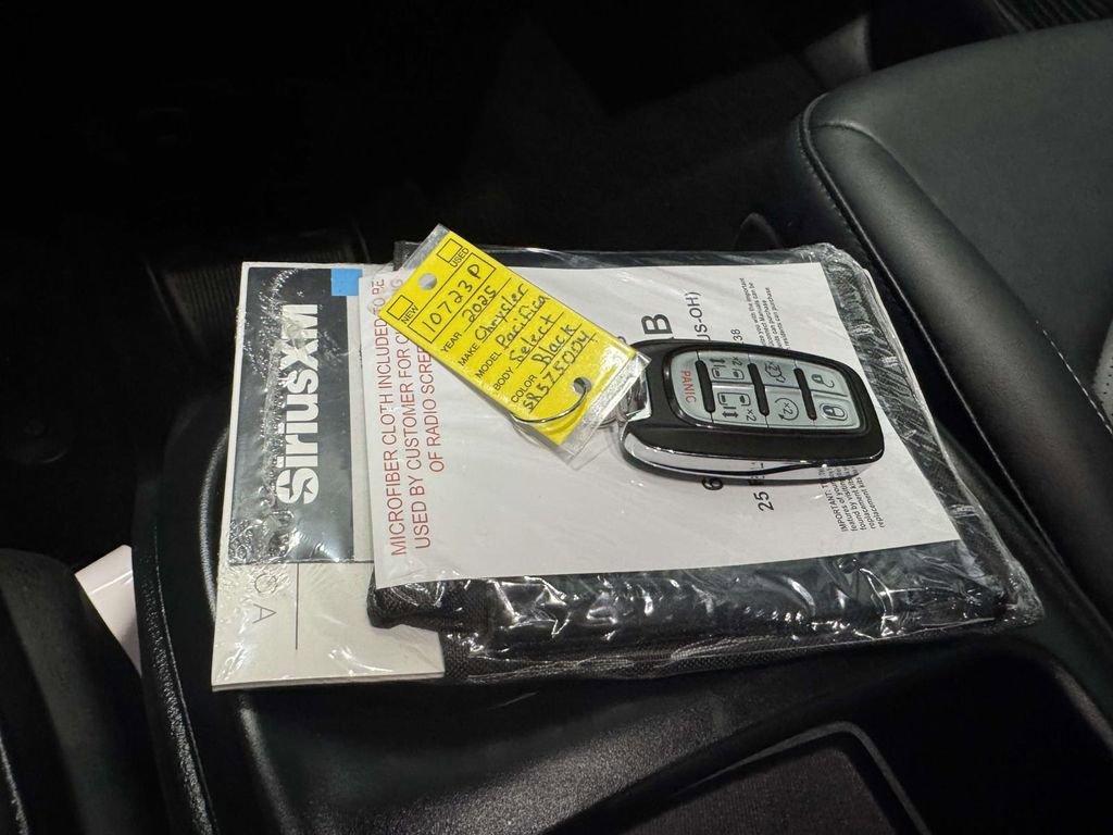 Used 2025 Chrysler Pacifica Select image 33