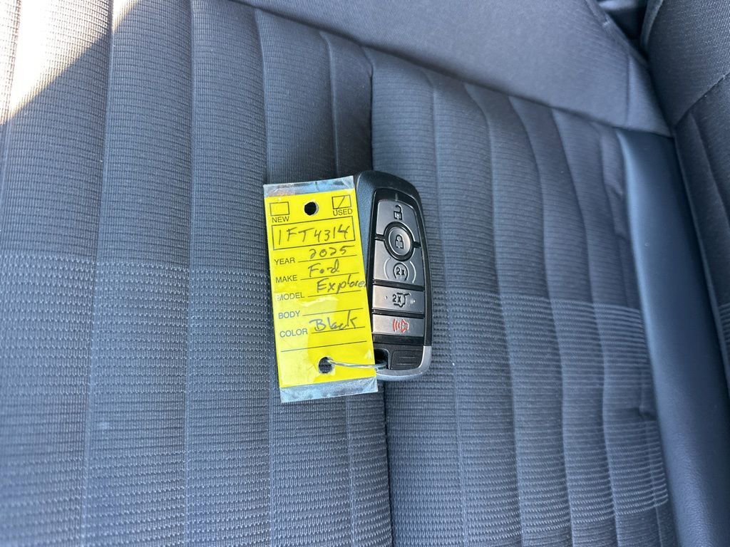 Used 2025 Ford Explorer ST-Line w/ ST-Line Street Pack image 38