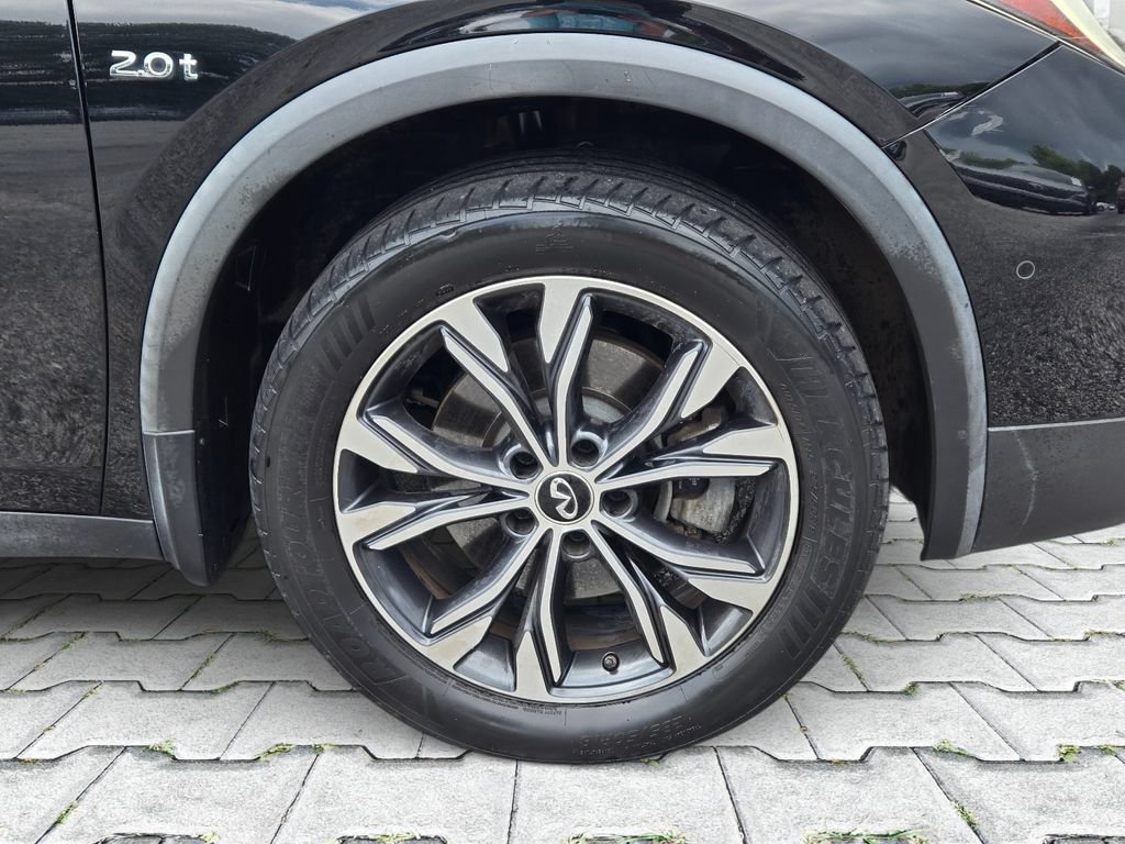 Used 2018 INFINITI QX30 Premium w/ Navigation Package AWD/4WD image 3