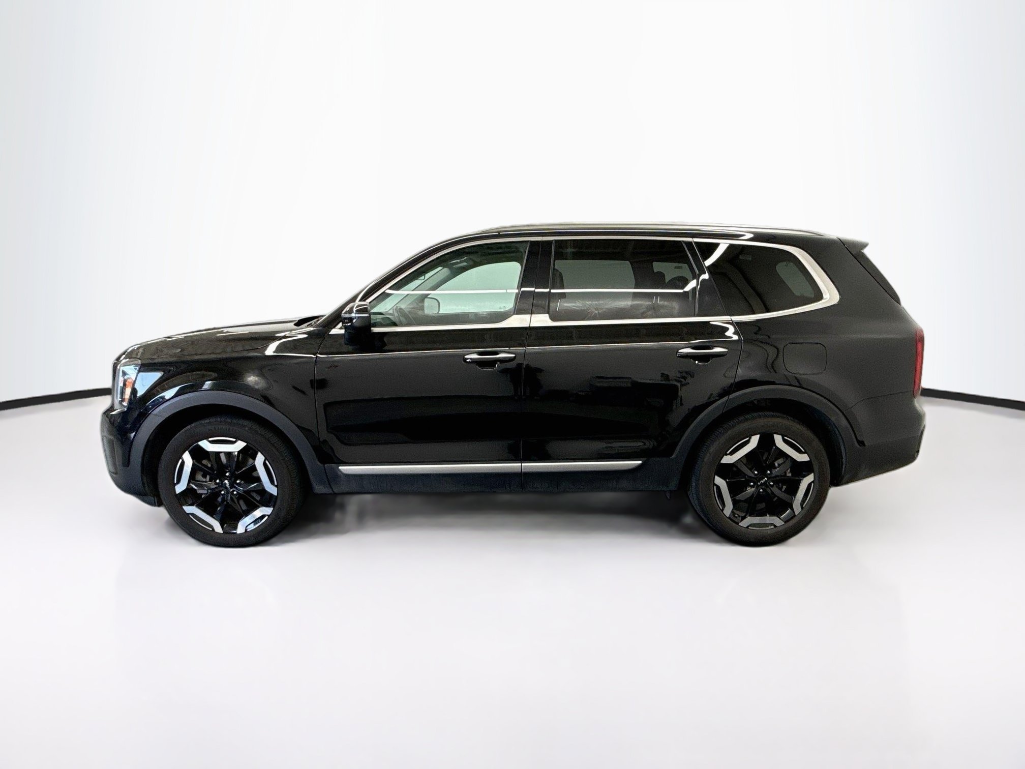 Used 2025 Kia Telluride S FWD image 4