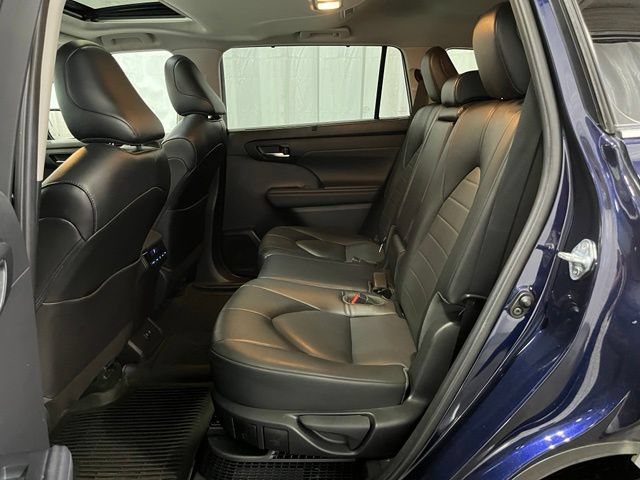 Used 2021 Toyota Highlander XLE AWD/4WD image 10