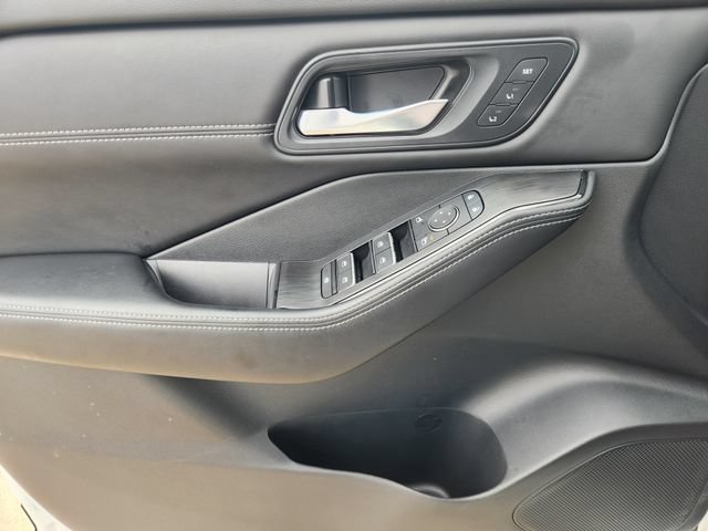 Used 2025 Nissan Rogue SL w/ Tech Package FWD image 25