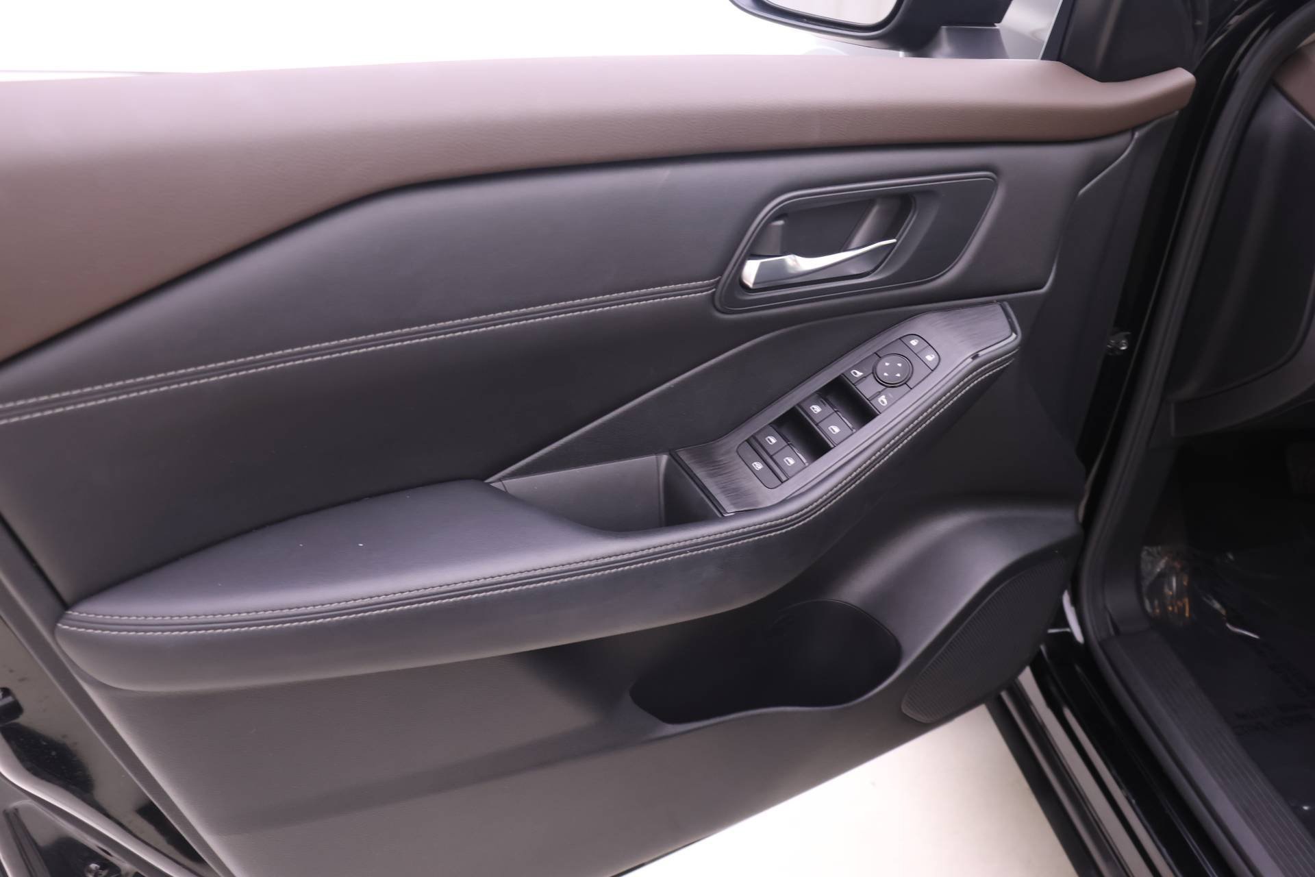 Used 2022 Nissan Rogue SV w/ SV Premium Package image 8