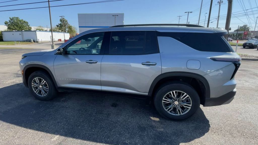 Used 2025 Chevrolet Traverse LT image 7