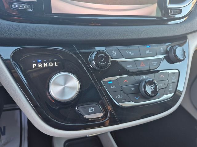 Used 2023 Chrysler Pacifica Touring-L image 19