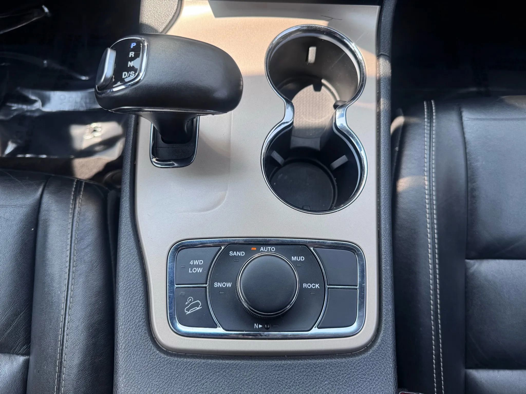 Used 2015 Jeep Grand Cherokee Limited w/ Trailer Tow Group IV image 13