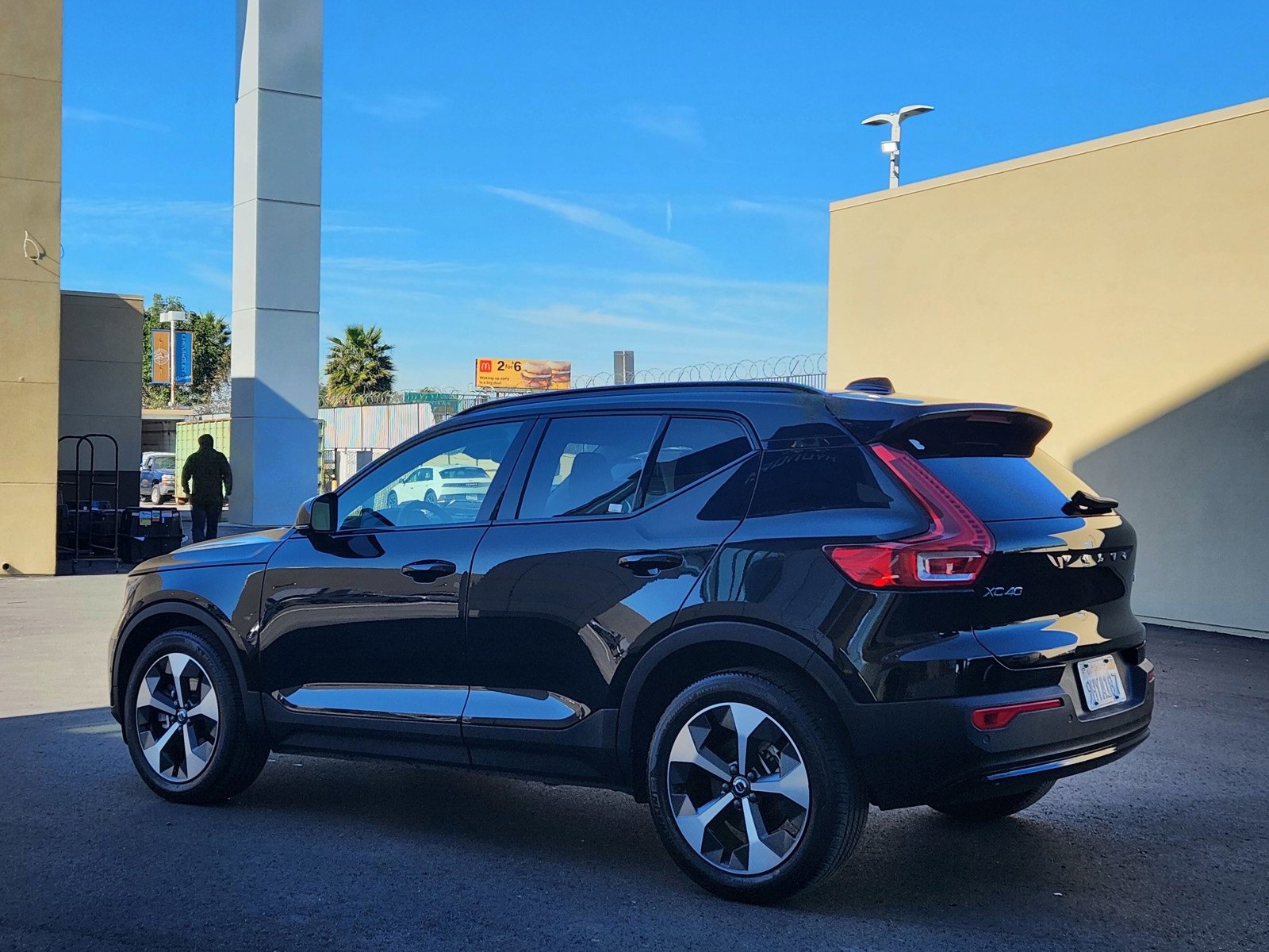 Used 2023 Volvo XC40 B4 Ultimate image 29
