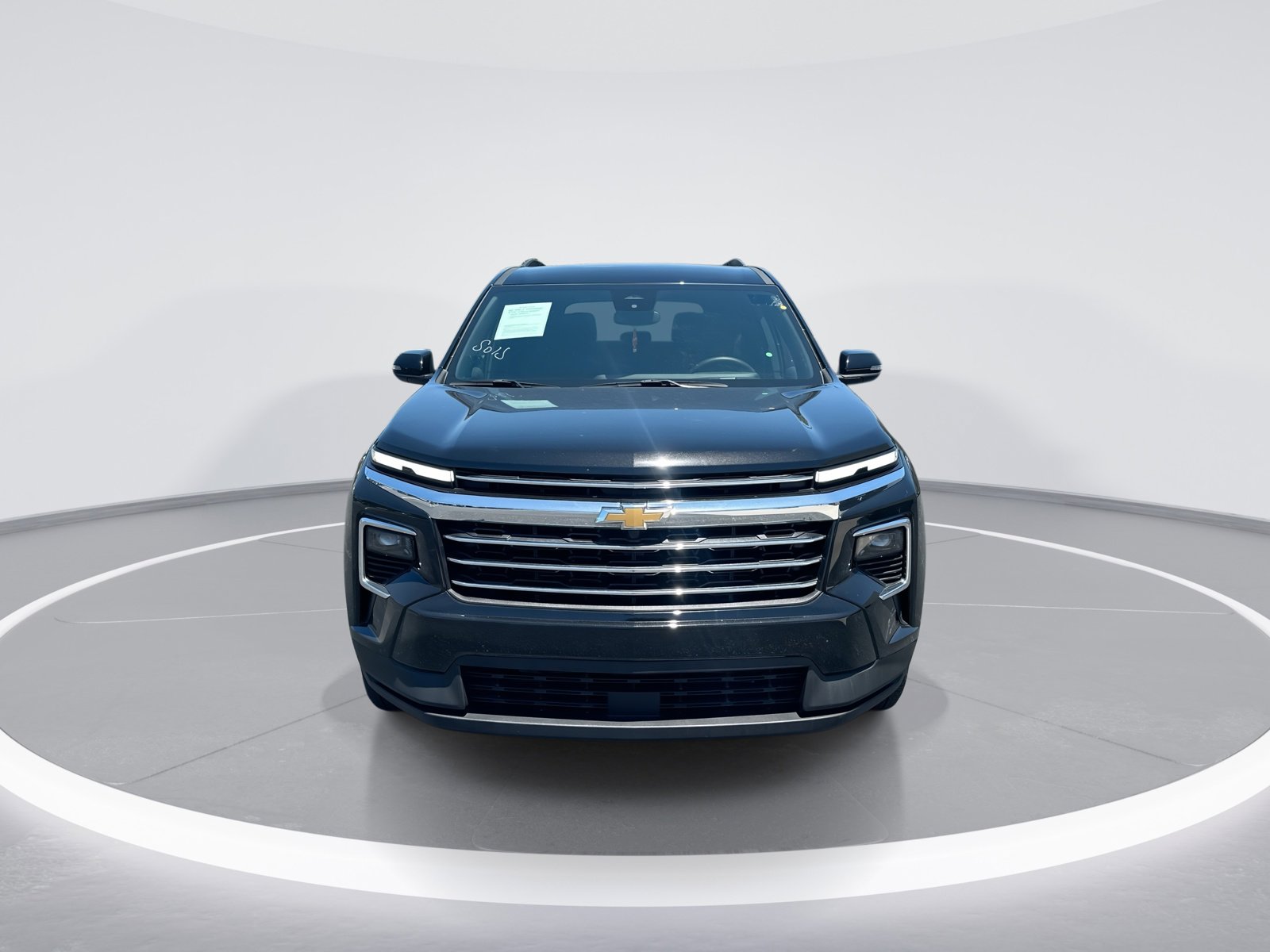 Used 2025 Chevrolet Traverse LT FWD image 3