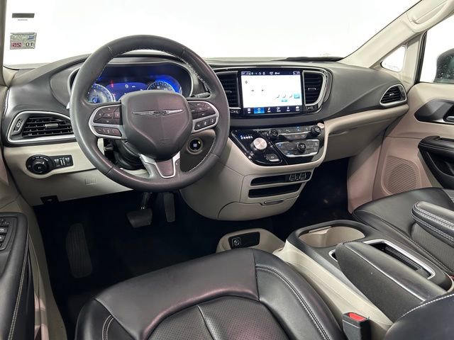 Used 2023 Chrysler Pacifica Touring-L FWD image 19