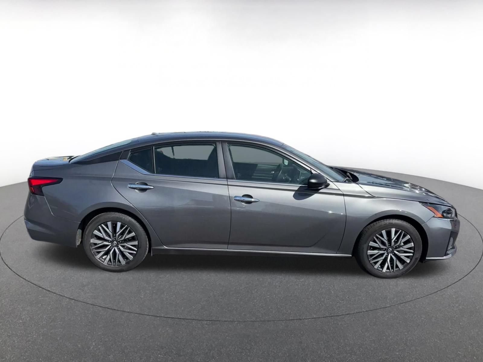 Used 2025 Nissan Altima 2.5 SV FWD image 15