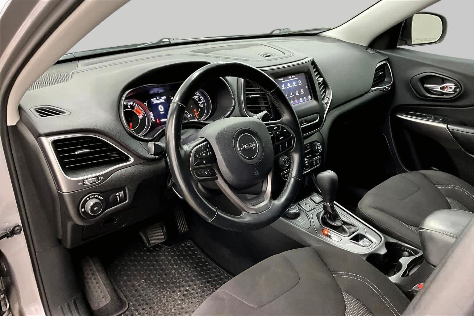 Used 2019 Jeep Cherokee Latitude w/ Cold Weather Group AWD/4WD image 17
