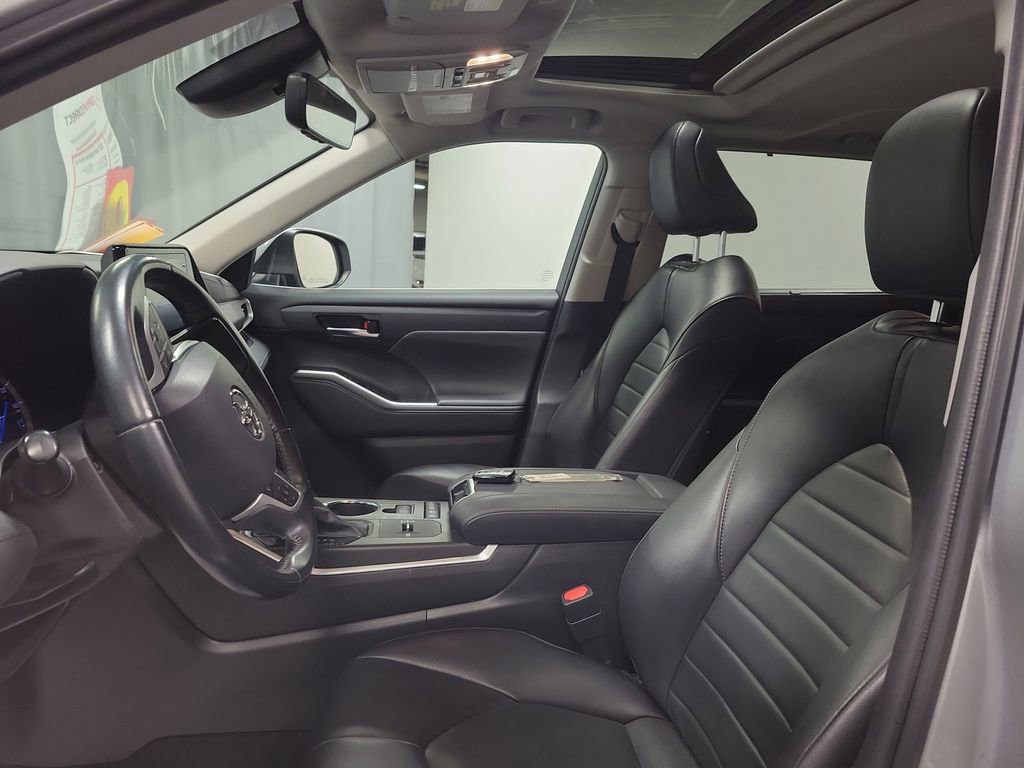 Used 2022 Toyota Highlander XLE FWD image 12