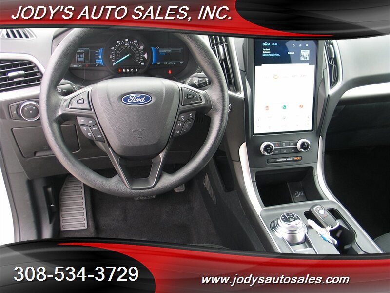 Used 2024 Ford Edge SE w/ Black Appearance Package image 3
