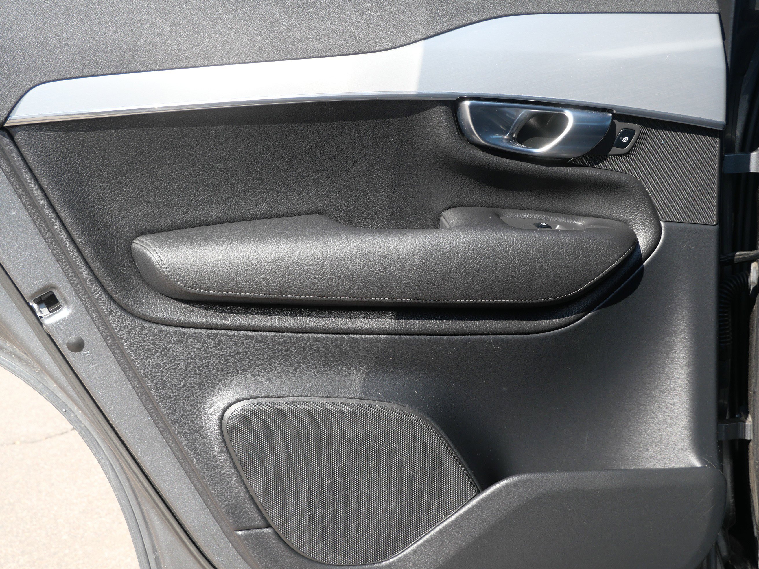 Used 2018 Volvo XC90 T5 Momentum w/ Convenience Package image 16