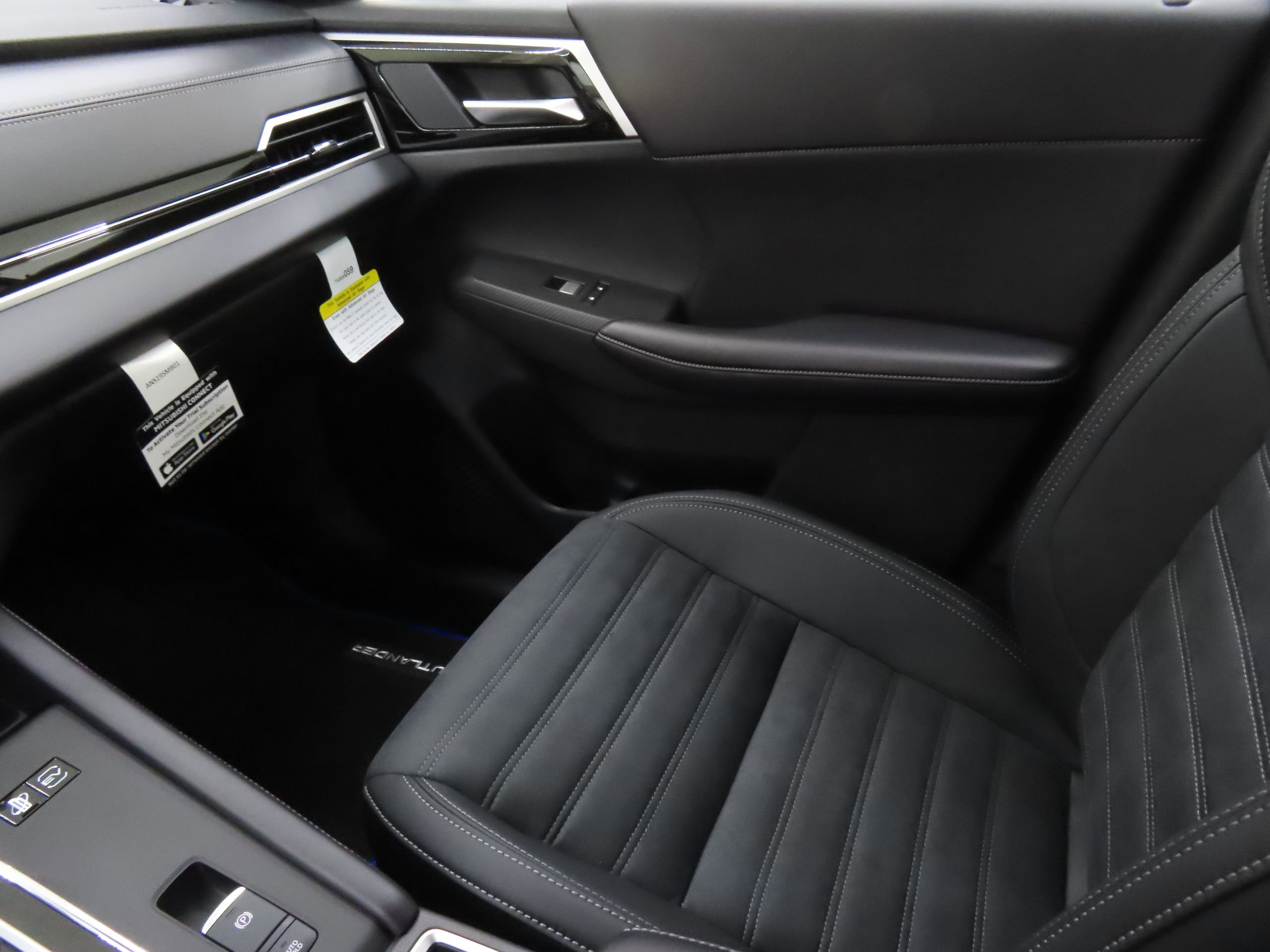 New 2025 Mitsubishi Outlander SE image 18