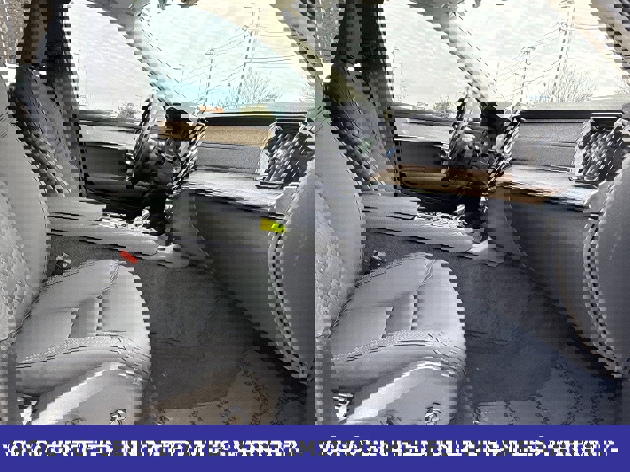 Certified 2025 Volvo XC90 B6 Plus image 30