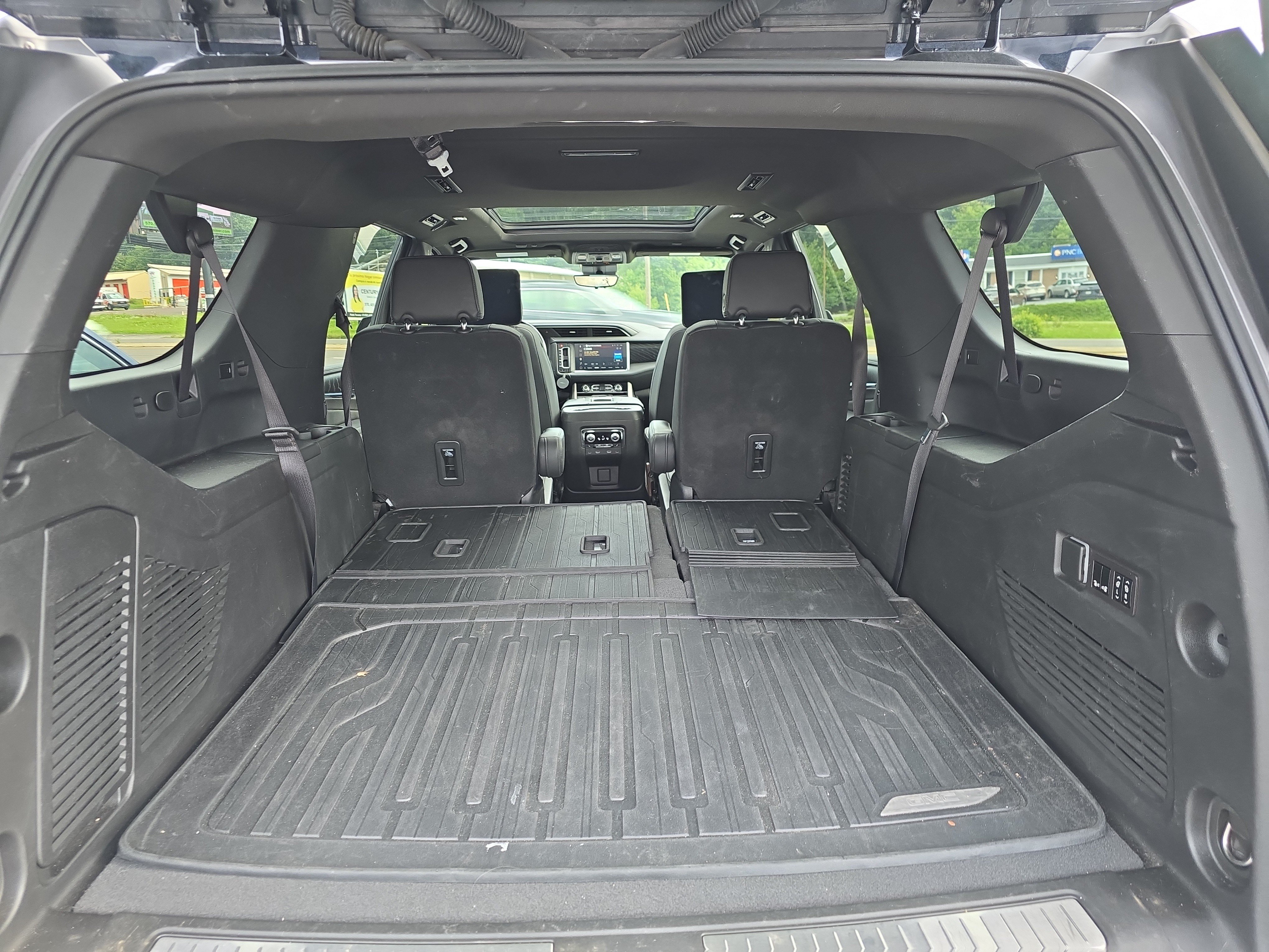 Used 2023 GMC Yukon XL Denali w/ Denali Reserve Package AWD/4WD image 5