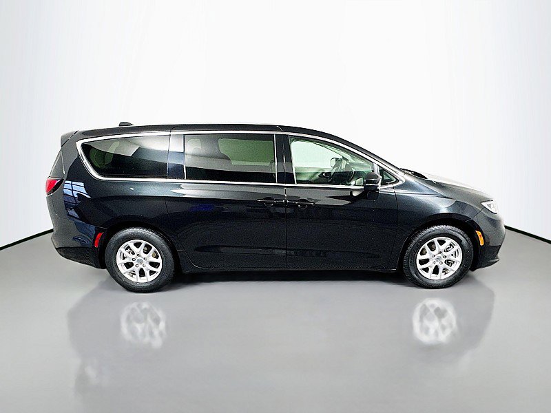 Used 2023 Chrysler Pacifica Touring-L image 8