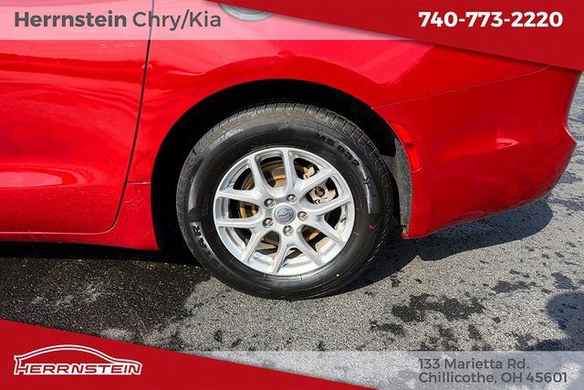 Used 2024 Chrysler Pacifica Touring-L image 22