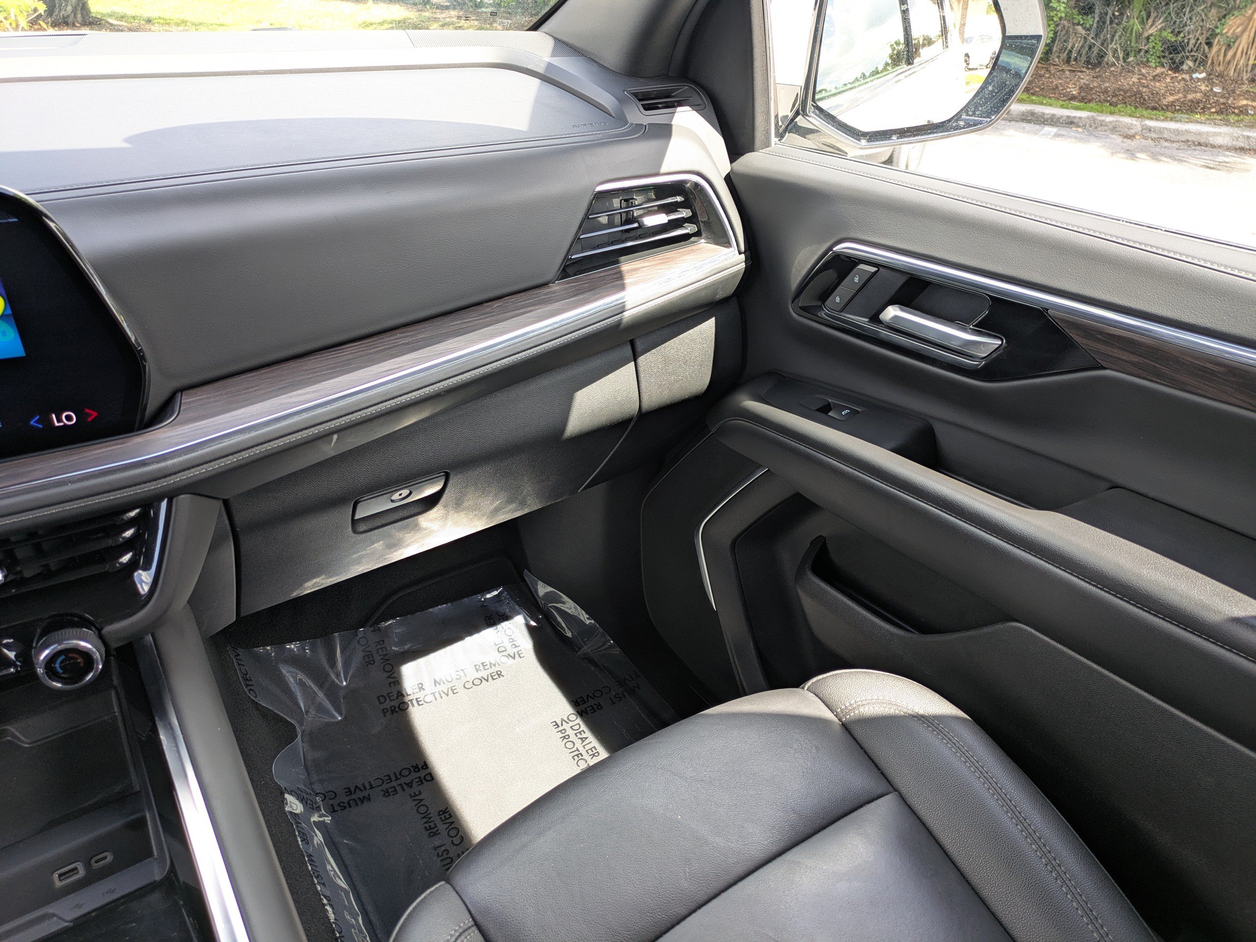 Used 2025 Chevrolet Suburban Z71 AWD/4WD image 16