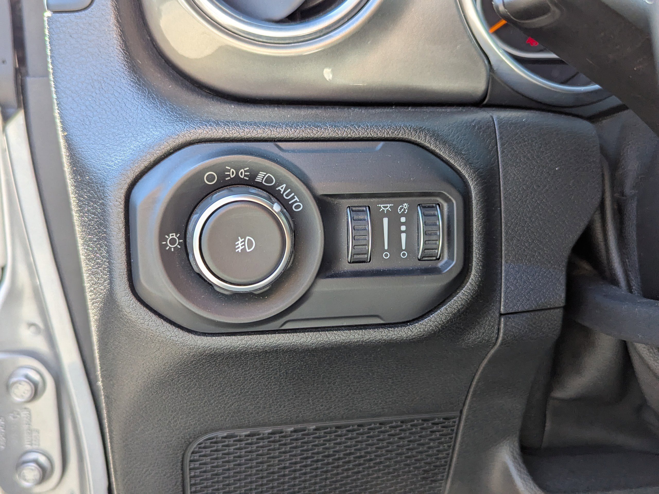 Used 2018 Jeep Wrangler Unlimited Sahara image 32