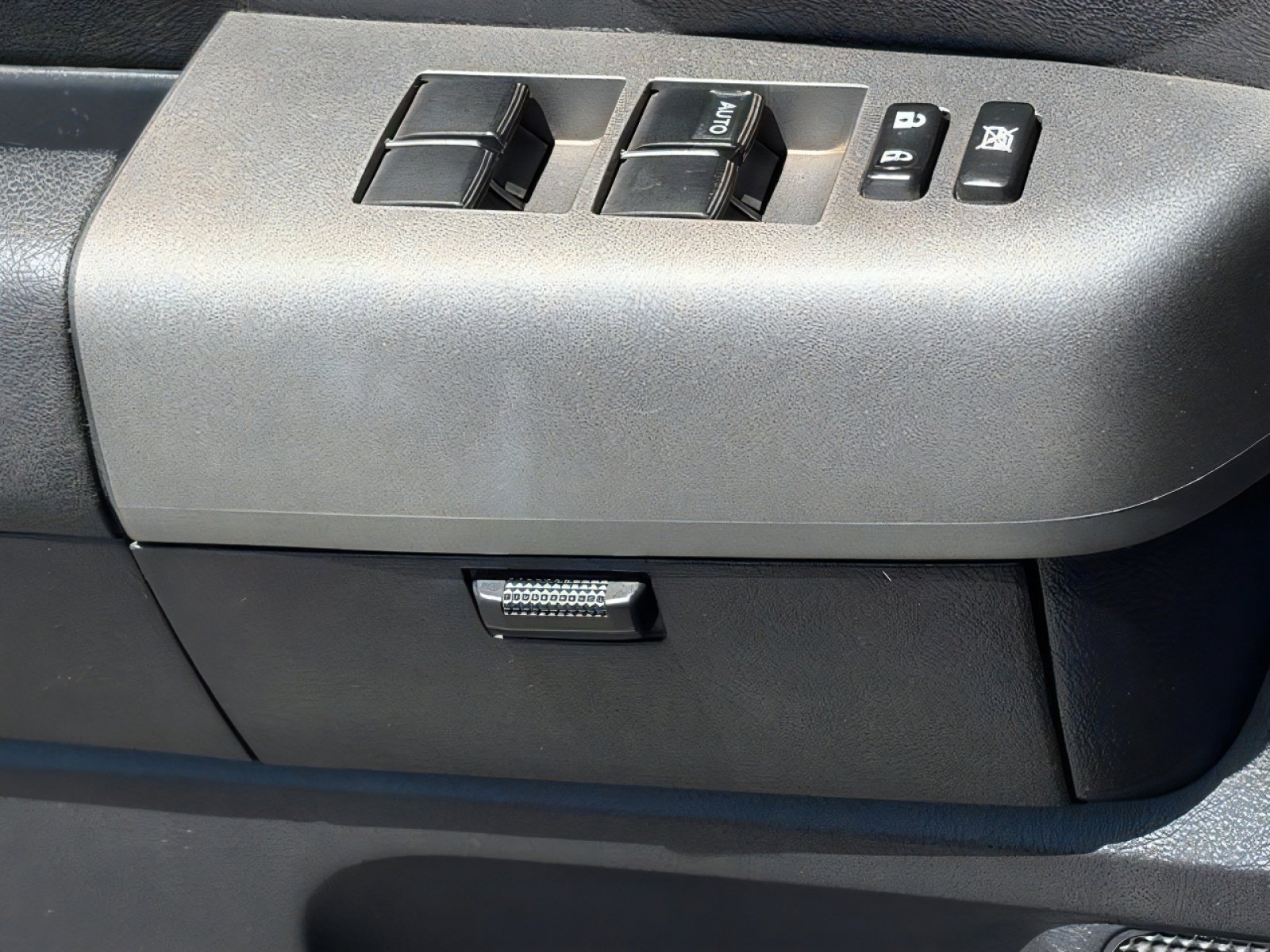 Used 2013 Toyota Tundra 4x4 CrewMax w/ Tow Pkg image 16