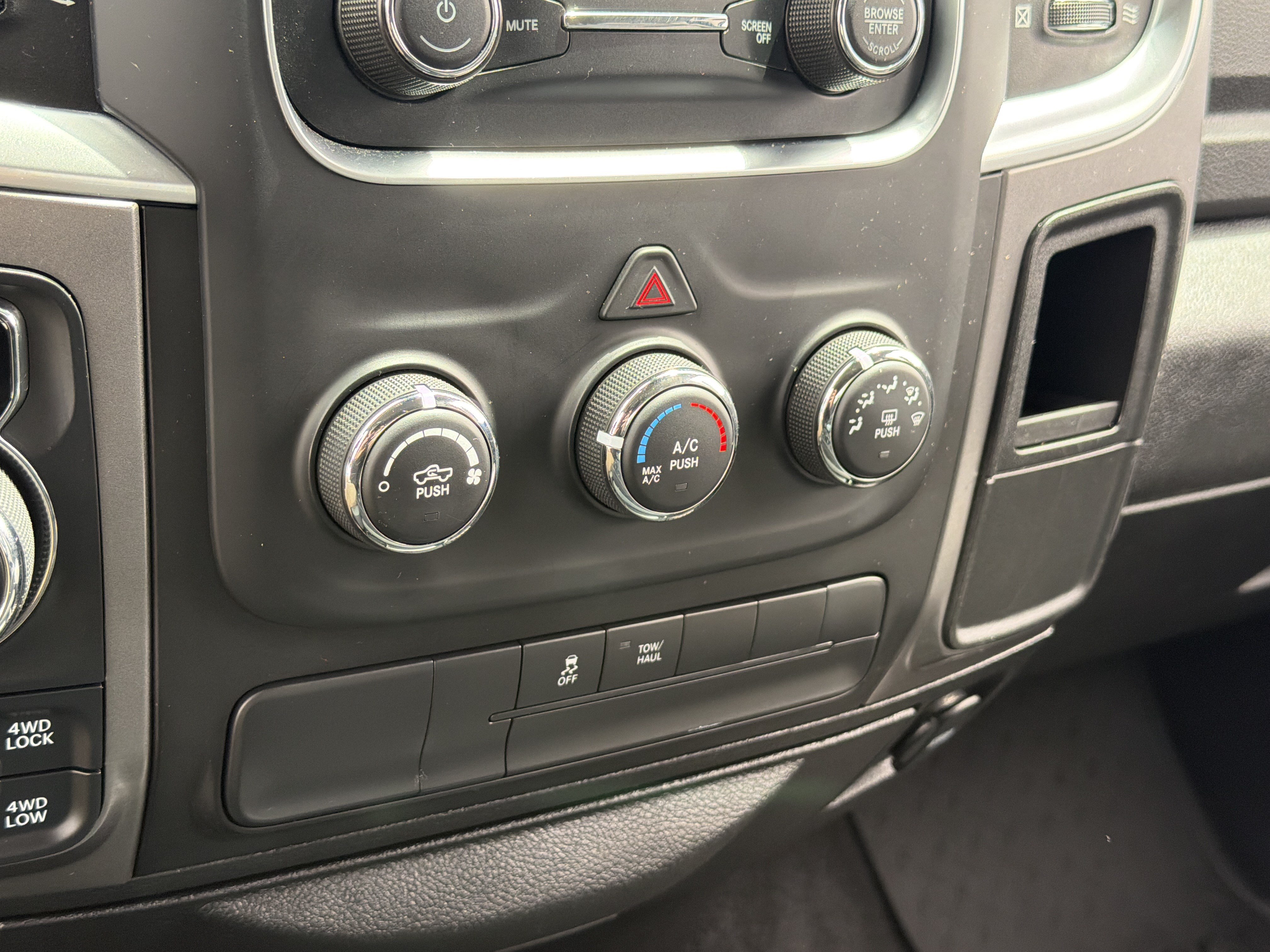 Used 2022 RAM 1500 Classic SLT AWD/4WD image 23